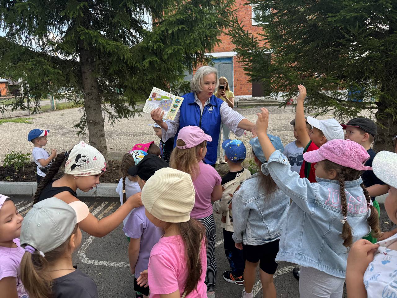 В нурлатском детском саду «Светлячок» детям напомнили, как безопасно вести себя на дороге