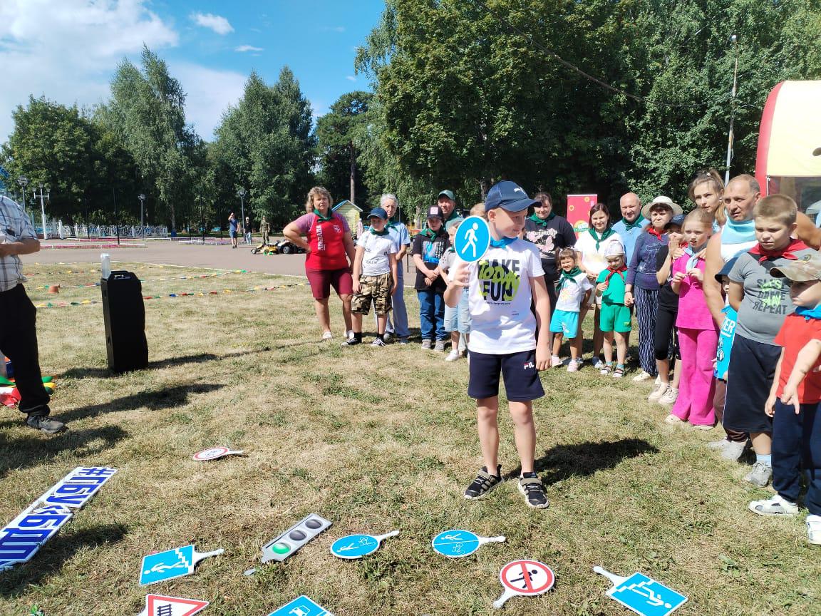 В Скрятинском парке Чистополя для детей и родителей провели конкурс «Радужное лето». Семьи соревновались в спортивных эстафетах и знаниях ПДД 